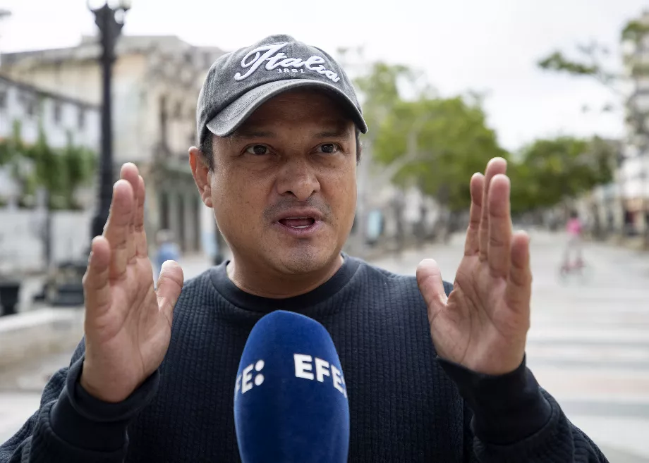 L'artiste Juan Pablo Manzanero, fils du chanteur et compositeur mexicain Armando Manzanero, sur le Paseo del Prado à La Havane, Cuba (EFE/Yander Zamora)