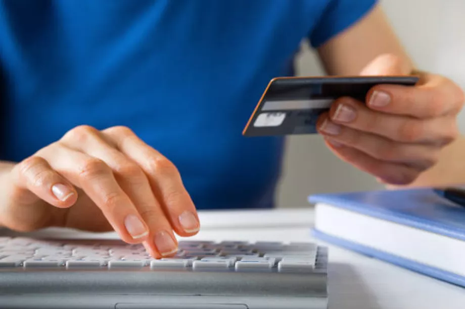 Les utilisateurs peuvent être victimes de cybercriminels s’ils ne prennent pas le temps de vérifier les signes avant-coureurs d’éventuelles arnaques. (Getty Images)