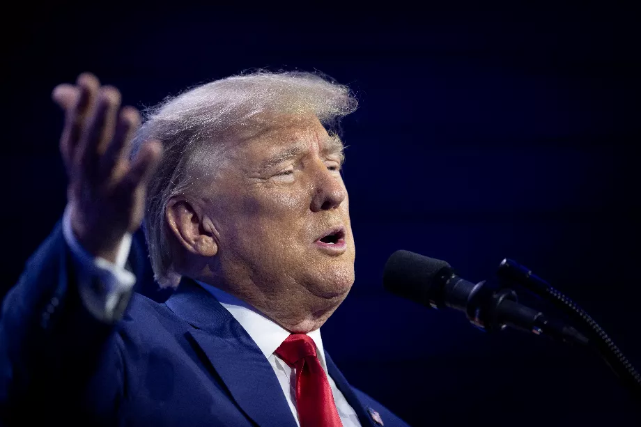 L'ancien président américain et candidat républicain à la présidentielle Donald Trump fait des gestes en s'exprimant lors de la conférence Turning Point Action à West Palm Beach, en Floride, aux États-Unis. (Reuters/Marco Bello/photo d'archives)