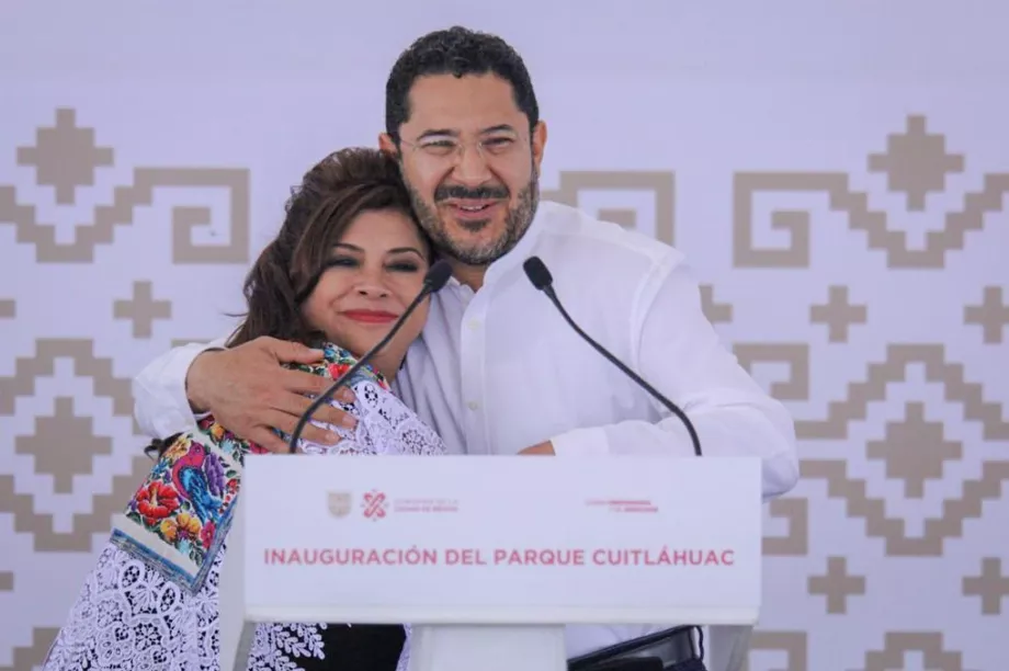 Batres pose avec la candidate du CDMX, Clara Brugada (Twitter/@ClaraBrugadaM)