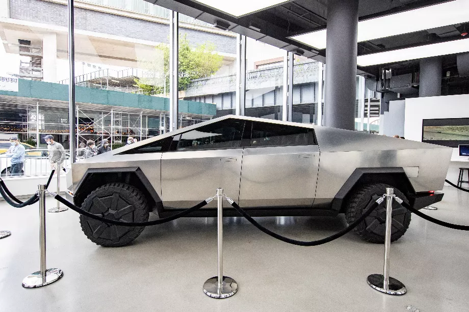 Le Tesla Cybertruck arrivera enfin sur le marché à la fin du mois. Le camion trapézoïdal a suscité la controverse depuis sa présentation en 2019. (REUTERS/Jeenah Moon/File Photo)