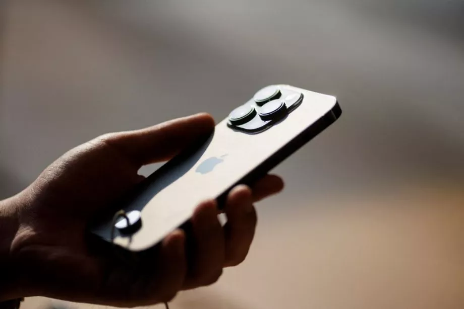 Les utilisateurs doivent cesser d'utiliser l'iPhone lorsqu'il est à haute température. (Reuters/Thomas Peter)
