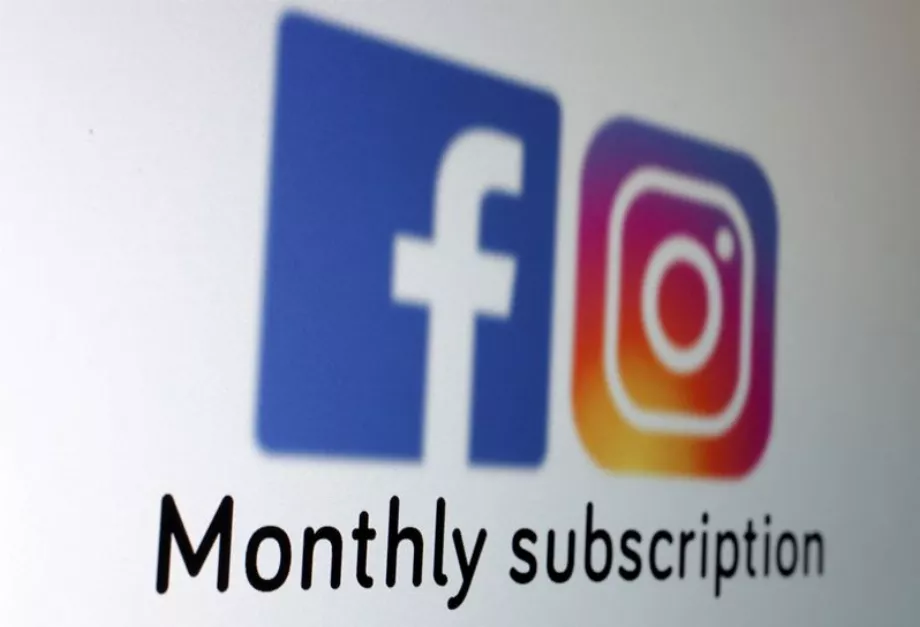 PHOTO DE DOSSIER : Les logos Facebook et Instagram et les mots « Abonnement mensuel » sont visibles sur cette illustration prise le 19 janvier 2023. REUTERS/Dado Ruvic/Illustration/File