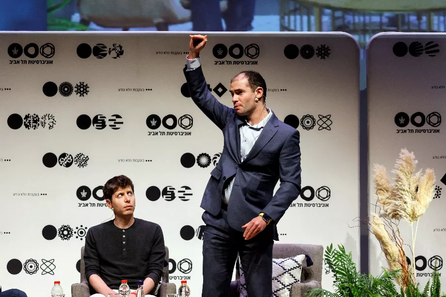 Sam Altman, PDG d'OpenAI soutenu par Microsoft et créateur de ChatGPT, écoute Ilya Sutskever, co-fondateur et scientifique en chef d'OpenAI lors d'une conférence à l'Université de Tel Aviv en Israël. (Reuters/Amir Cohen/photo d'archives)
