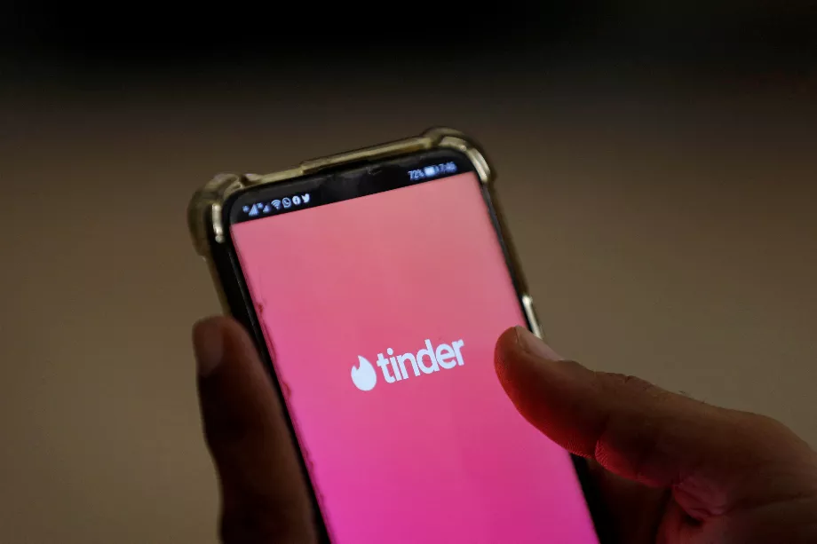 Tinder est mis à jour avec de nouvelles fonctionnalités qui aident à « briser la glace » (REUTERS/Akhtar Soomro/Illustration/File Photo)