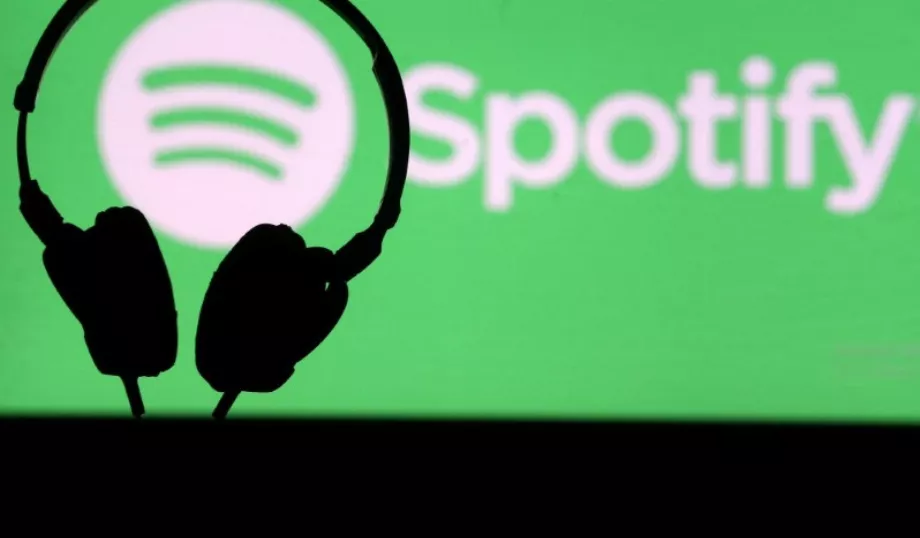 Les chansons sur Spotify doivent avoir un minimum de 1 000 vues par an pour être monétisées. (Reuters/Dado Ruvic)