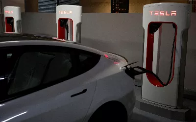 Tesla facture de nouveaux frais de congestion pour éviter des frais complets aux points à forte demande