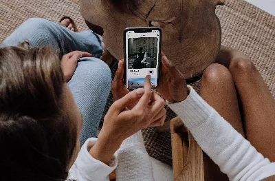 Les femmes célibataires utilisent plus les applications de rencontres que les hommes