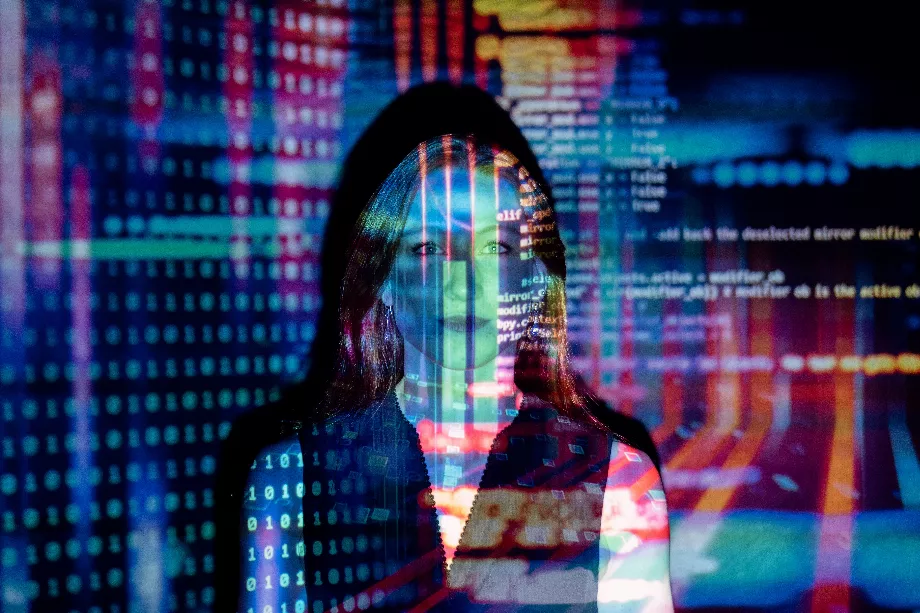 Les entreprises se tournent vers l’intelligence artificielle pour améliorer leur efficacité et proposer des services innovants dans divers secteurs industriels. (Unsplash)