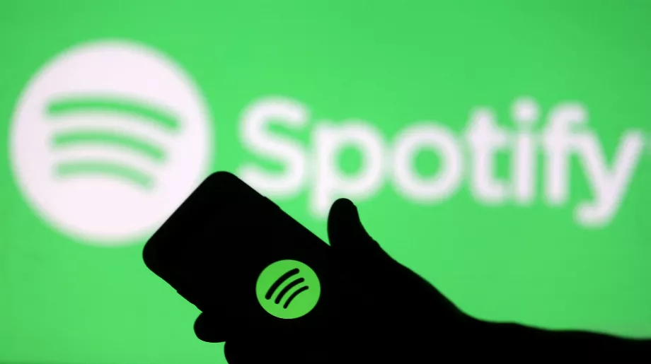 Google et Spotify ont convenu de créer un fonds de réussite de 100 millions de dollars pour les développeurs, dans lequel les deux sociétés contribueront pour la moitié du montant total. (Reuters/Dado Ruvic)