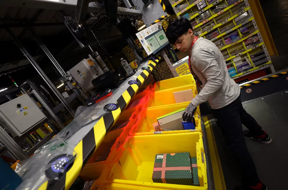 L'intelligence artificielle analyse chaque avis sur Amazon pour détecter d'éventuels indicateurs de risque. REUTERS/Mike Segar