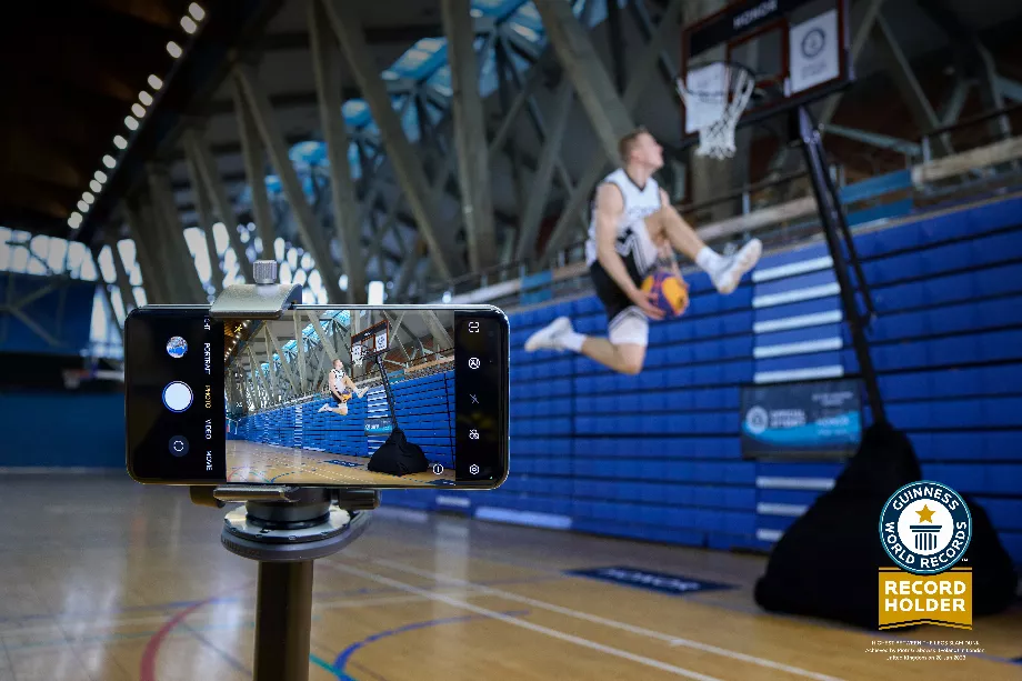 Avec ce téléphone portable, ils ont enregistré un record Guinness en slam-dunk.