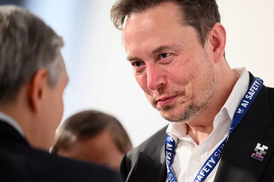 Le propriétaire de X est provocateur et prédit la mort du réseau social en raison du retrait de la publicité lors de la conférence DealBook. (Léon Neal/Piscine via REUTERS)