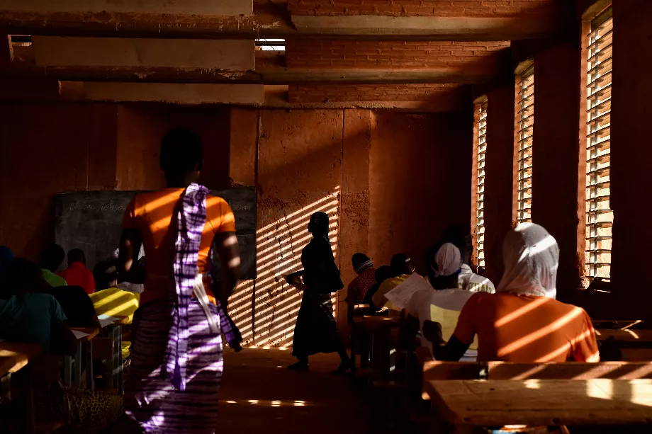 Lycée construit par Francis Kéré dans son village natal de Gando, Burkina Faso. REUTERS/Anne Mimault