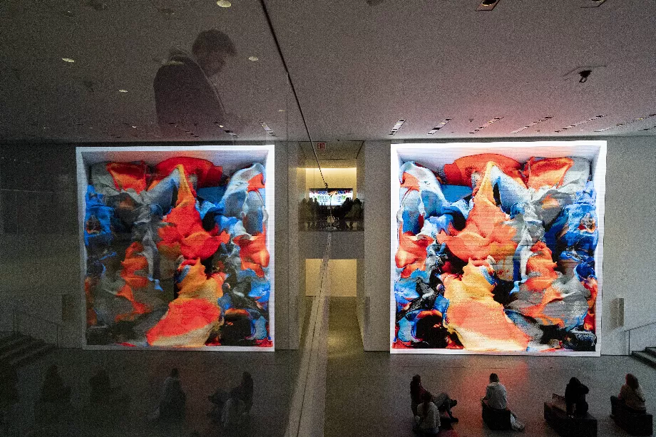 Les visiteurs découvrent une œuvre de l'exposition 