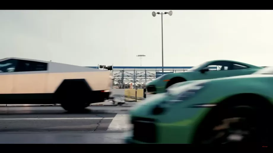 Musk n'a pas pu retenir un petit rire lorsque la voiture remorquée est apparue. (Tesla)