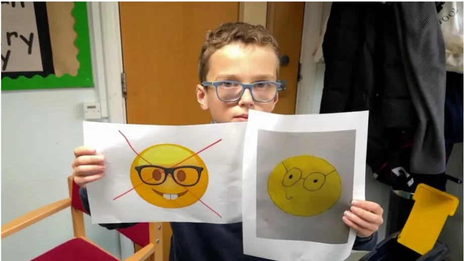 Teddy Cottle a déclaré dans une interview à la BBC que l'emoji nerd le rendait « triste et bouleversé » (@BBCNews)
