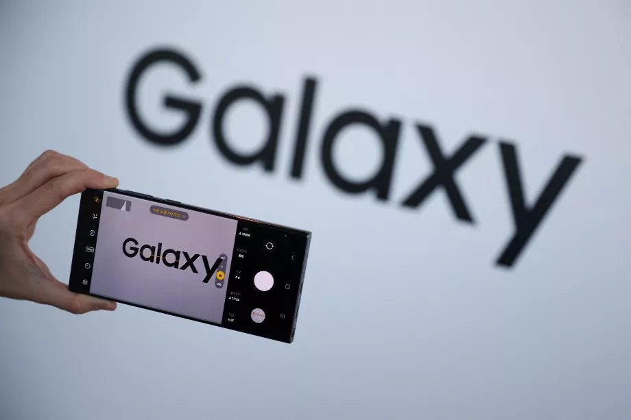 Le modèle premium aura une finition en titane et sera disponible en quatre couleurs, s'adaptant aux préférences des utilisateurs les plus exigeants. (Reuters/Kim Hong-Ji)