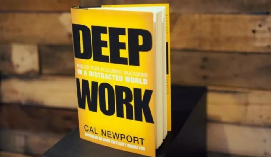L'approche du travail en profondeur a été conçue par le professeur Cal Newport et met l'accent sur de longues périodes de travail ciblé.