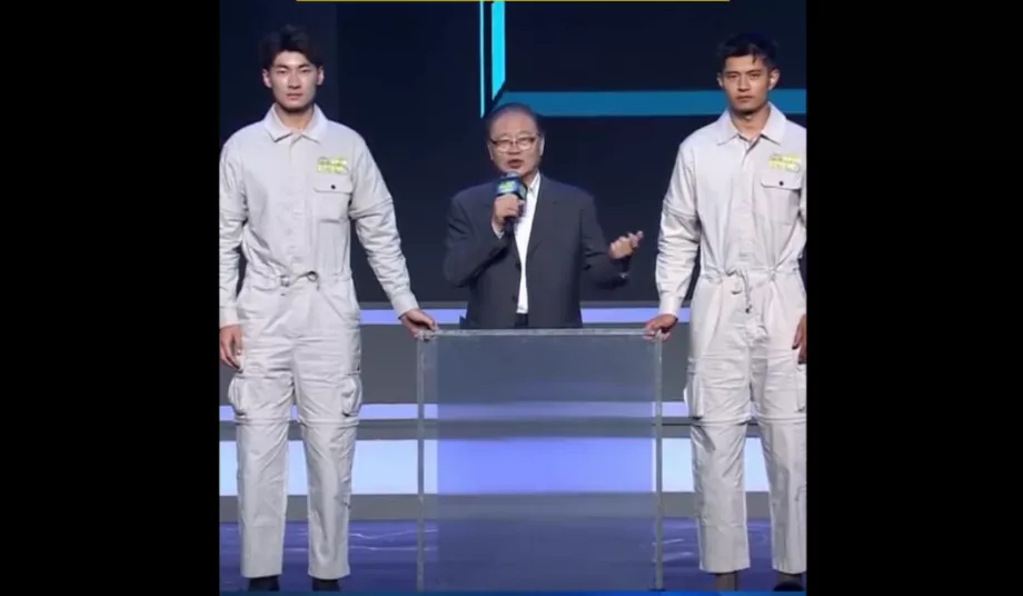 Les jambes de Chu Junhao sont devenues invisibles alors qu'il tournait une lame spéciale de 90 degrés. (@zhang_heqing)