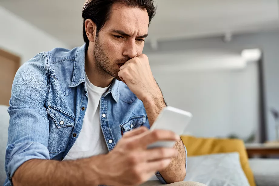 Les symptômes de l'effet FOMO incluent une anxiété constante de rester informé et actif sur les réseaux, ce qui a un impact négatif sur d'autres domaines tels que la productivité académique ou professionnelle. (Gratuit)