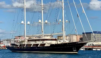Le superyacht de Jeff Bezos est si grand qu'il a dû être amarré à côté de pétroliers