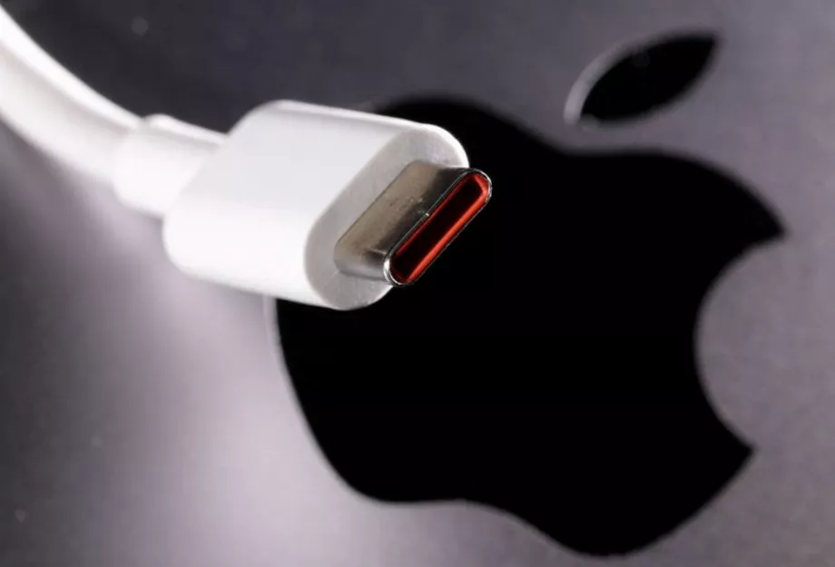 L'Union européenne établit l'USB-C comme norme obligatoire, ce qui incite Apple à adapter sa gamme de câbles. (Reuters/Dado Ruvic)