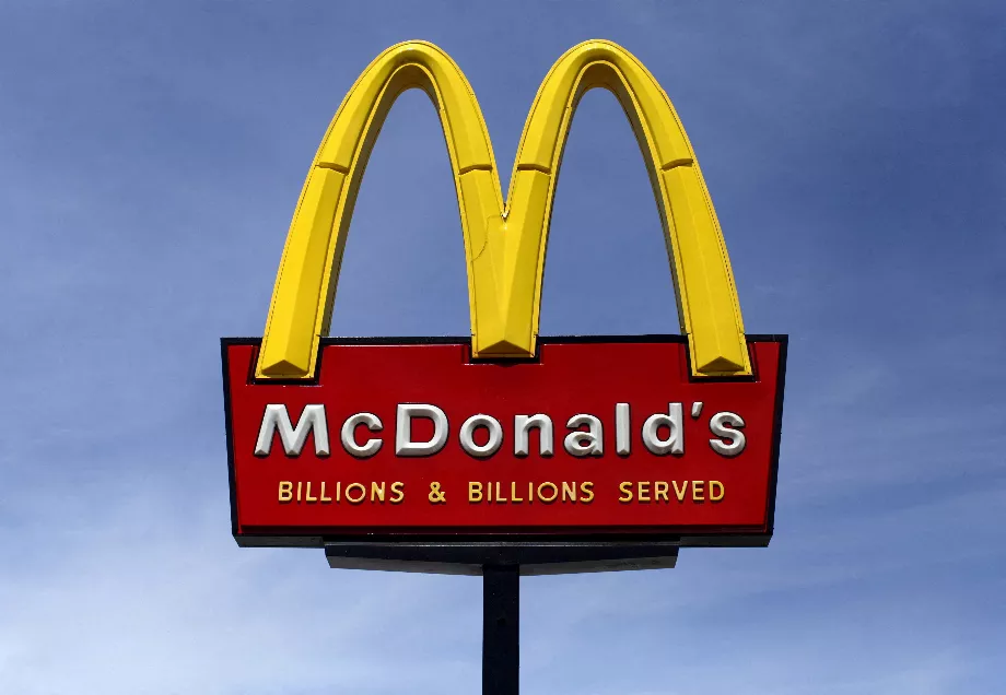 La collaboration entre McDonald's et Google permettra l'intégration de l'IA et de l'analyse des données pour améliorer le service client. REUTERS/Mike Blake/photo d'archives