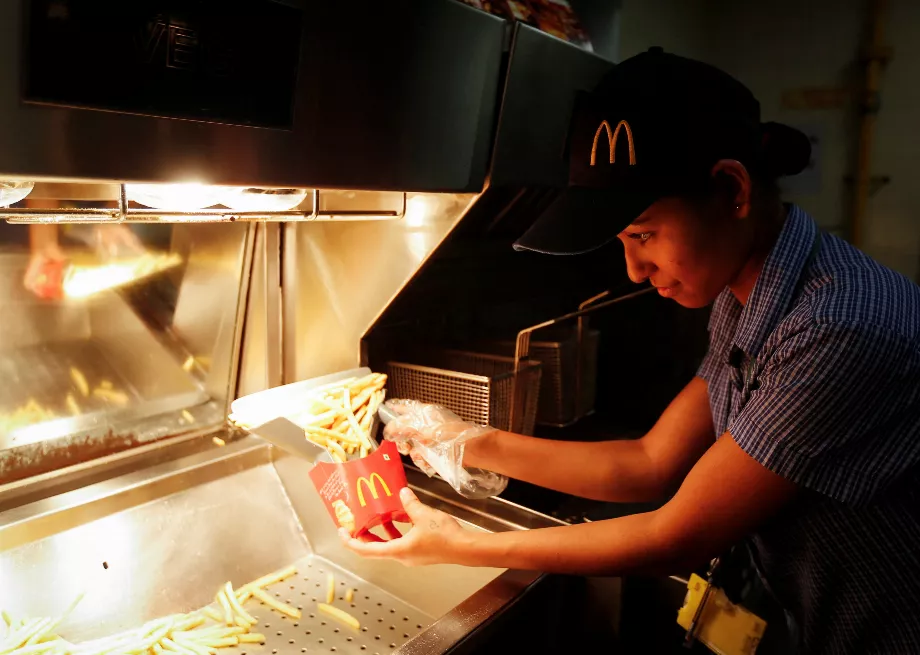 L'intégration de Google Distributed Cloud par McDonald's devrait offrir des solutions d'IA locales pour une expérience personnalisée. REUTERS/Shailesh Andrade/photo d'archives