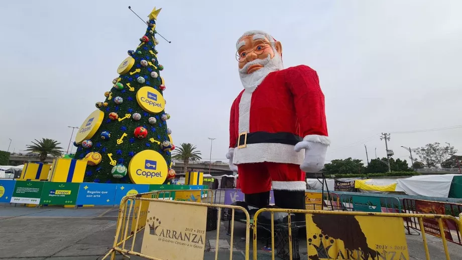 Le Père Noël géant est dans la mairie de Venustiano Carranza (Facebook Evelyn Parra)