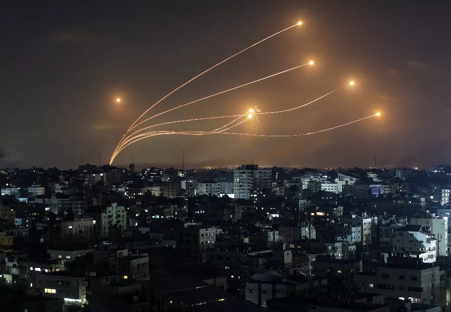 Le système israélien Iron Dome, qui fonctionne dans une base d'intelligence artificielle, intercepte les missiles lancés depuis la bande de Gaza sur la ville de Tel Aviv (EFE/EPA/Mohammed Saber)