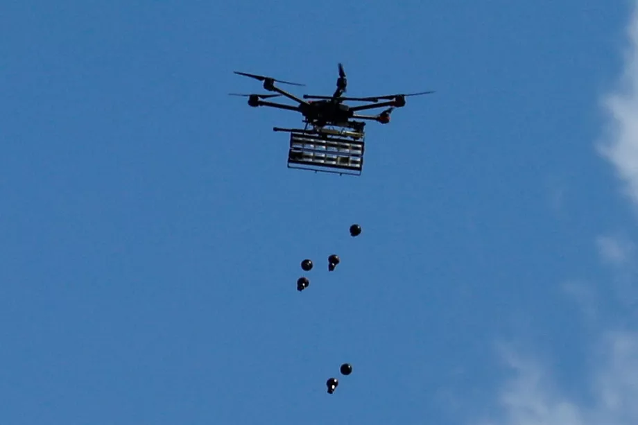 Un drone israélien, contrôlé par un système d'intelligence artificielle, lance des gaz lacrymogènes pour disperser les manifestants palestiniens en Cisjordanie. (Reuters/Mohammed Salem)