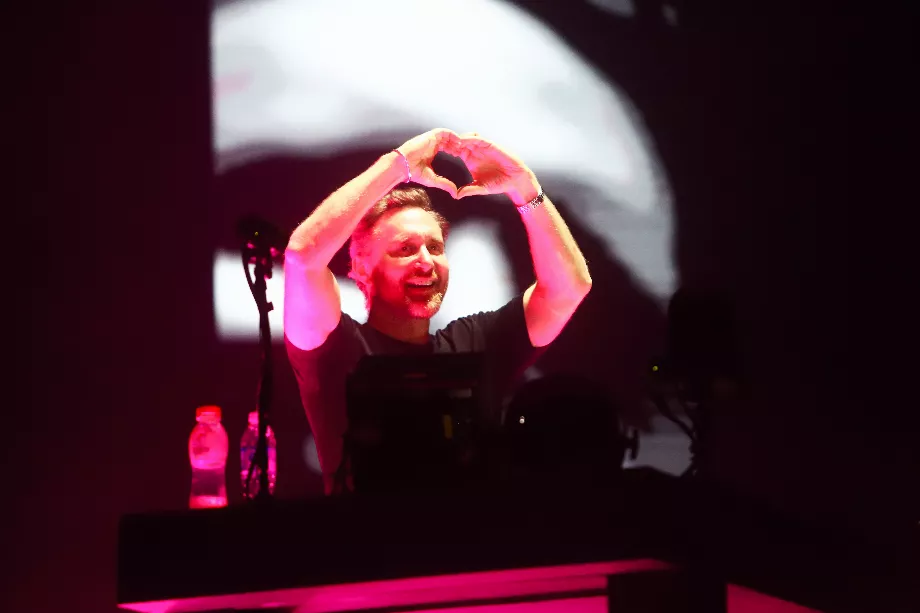 David Guetta considère l’IA comme un simple outil parmi d’autres pour créer de la musique. (Movistar Arena)