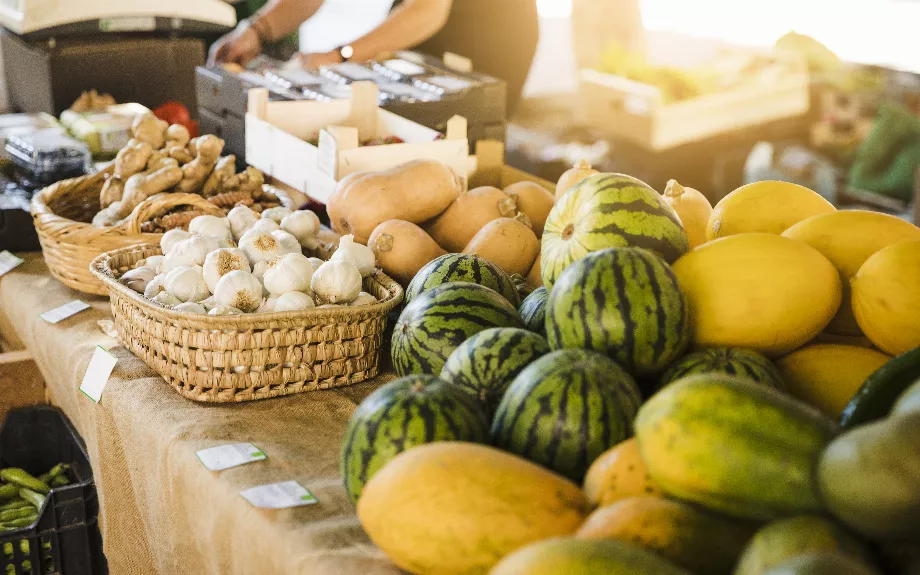 Les commerçants municipaux augmentent leurs ventes avec l'arrivée des touristes (Freepik)