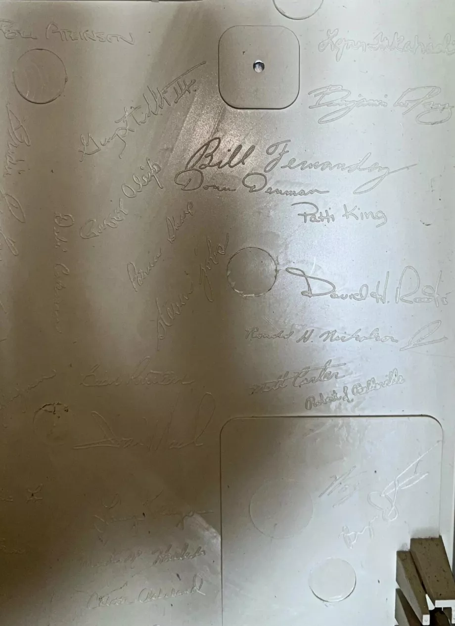 Modèle prototype de l'ordinateur Macintosh 128K signé par l'équipe Apple. (Steven Matarazzo)
