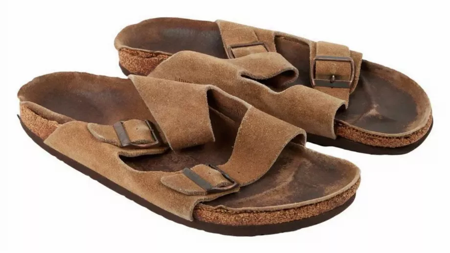 Sandales Steve Jobs. (photo : Les Enchères de Julien)