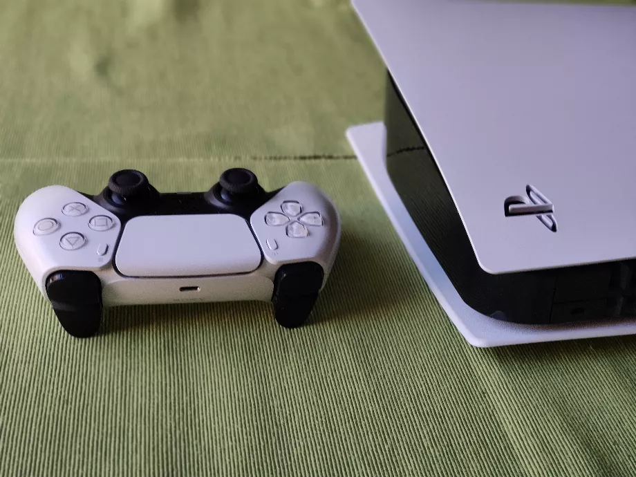 Les propriétaires de PlayStation 5 peuvent optimiser leur expérience de jeu grâce aux accessoires. (Europa Press)