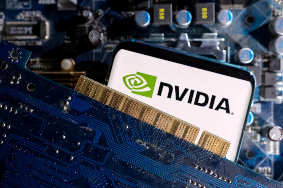 PHOTO DE FICHIER : Un smartphone avec un logo NVIDIA affiché est placé sur la carte mère d'un ordinateur dans cette illustration prise le 6 mars 2023. REUTERS/Dado Ruvic/Illustration/File Photo