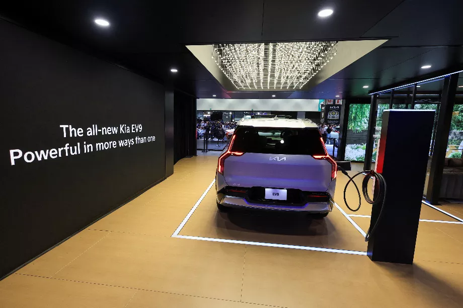 Les réservations sont désormais ouvertes pour le Kia EV9, un SUV qui promet une autonomie de près de 500 kilomètres et une technologie pour restituer l'énergie. REUTERS/David Swanson