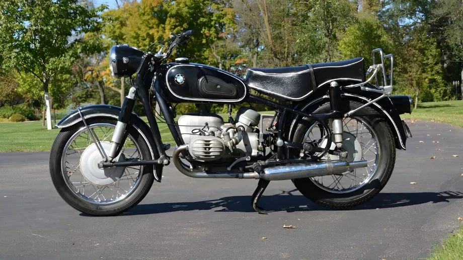 Moto BMW R60/2 de 1966, le même modèle que Steve Jobs, co-fondateur d'Apple, possédait. (Applesphère)