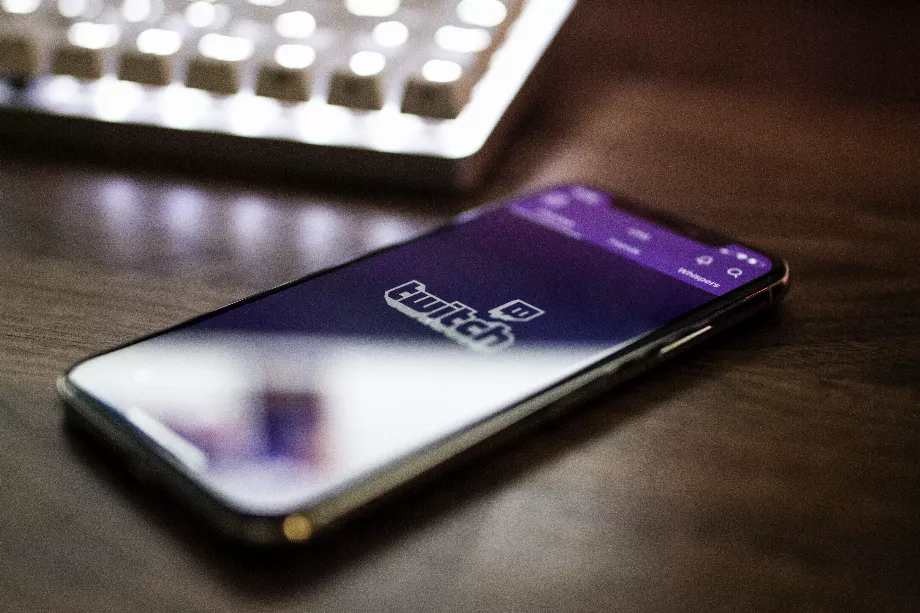 Les nouvelles directives de Twitch recherchent un équilibre dans la réglementation du contenu suggestif. (Unsplash)