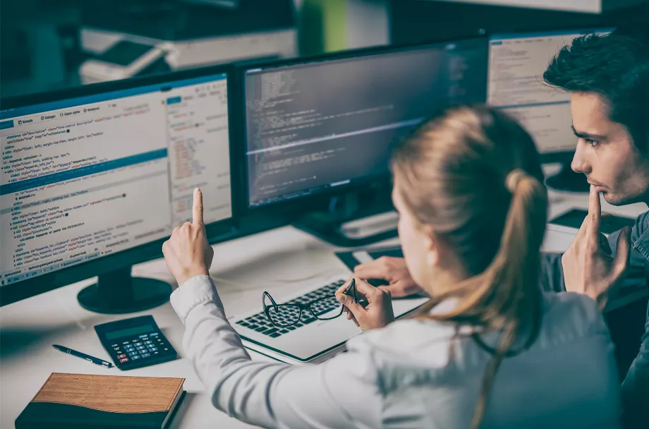 La collaboration au sein d'équipes multidisciplinaires et souvent internationales améliore les compétences professionnelles et enrichit l'expérience de travail. (Sénat)