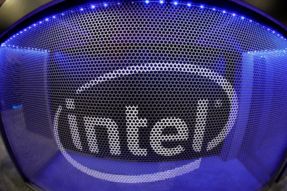 PHOTO DE DOSSIER : Le logo du fabricant de puces informatiques Intel est affiché sur l'écran d'un ordinateur de jeu lors de la journée d'ouverture de l'E3, le salon annuel des jeux vidéo révélant les derniers logiciels et matériels de jeu à Los Angeles, Californie, États-Unis, le 11 juin 2019. REUTERS/ Mike Blake/Photo d'archives