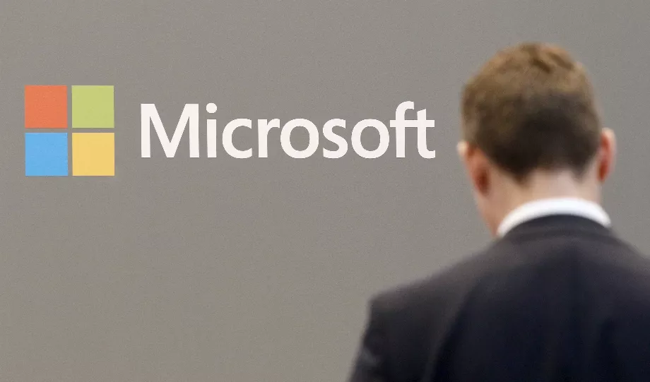 Les employés de Microsoft considéraient avec méfiance le fait de recevoir d'anciens travailleurs d'OpenAI. EFE/FOCKE STRANGEMANN
