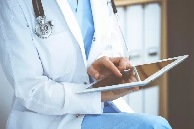 Les médecins sont à la fois enthousiasmés et préoccupés par le rôle de l'IA en médecine, selon une enquête
