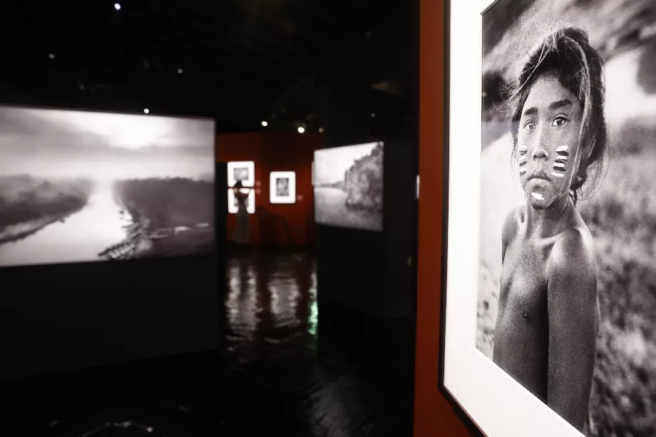 Vue de quelques images exposées par le photographe Sebastião Salgado dans son nouveau projet d'exposition Amazônia, accompagné de Lélia Wanick, designer et commissaire de l'exposition, qui est présentée ce mardi au Teatro Fernán Gómez de Madrid, et sera disponible jusqu'au 14 janvier 2024. EFE/Juan Carlos Hidalgo