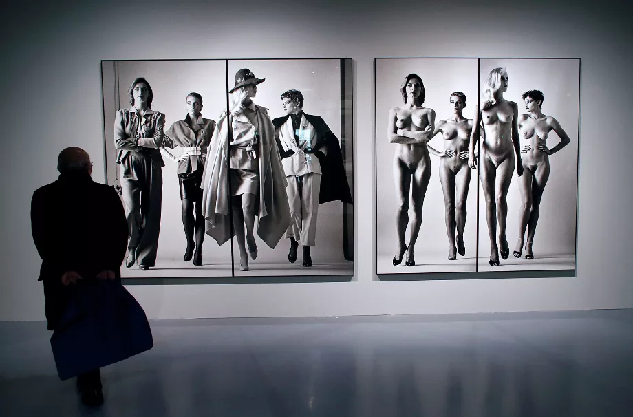 zzzzinte1Un homme regarde des photos d'Helmut Newton alors qu'il visite l'exposition 