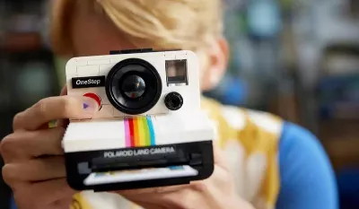 Un classique de la technologie, l'appareil photo Polaroid SX-70, arrive chez Lego
