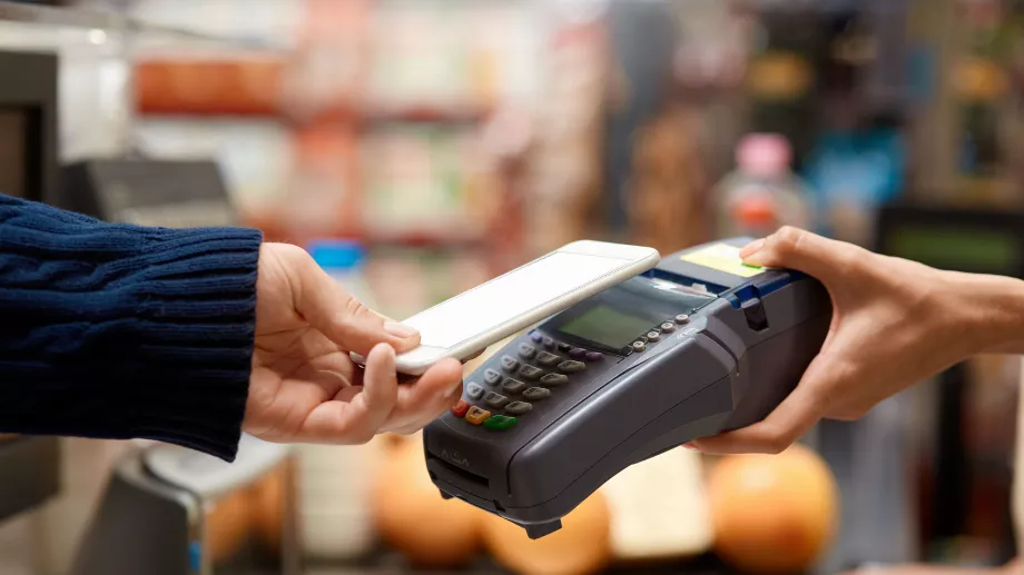 Les fraudeurs profitent de la popularité des paiements sans contact pour commettre des vols. (Shutterstock)
