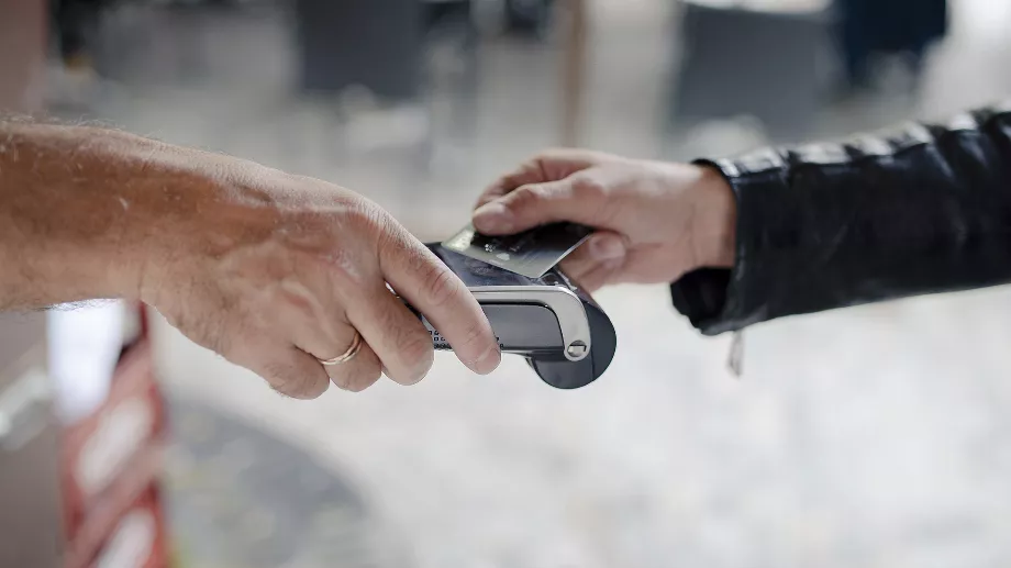 La Banque d'Espagne recommande de vérifier les montants et les transactions pour éviter la fraude lors des paiements sans contact. (Elliott Verdier/New York Times)